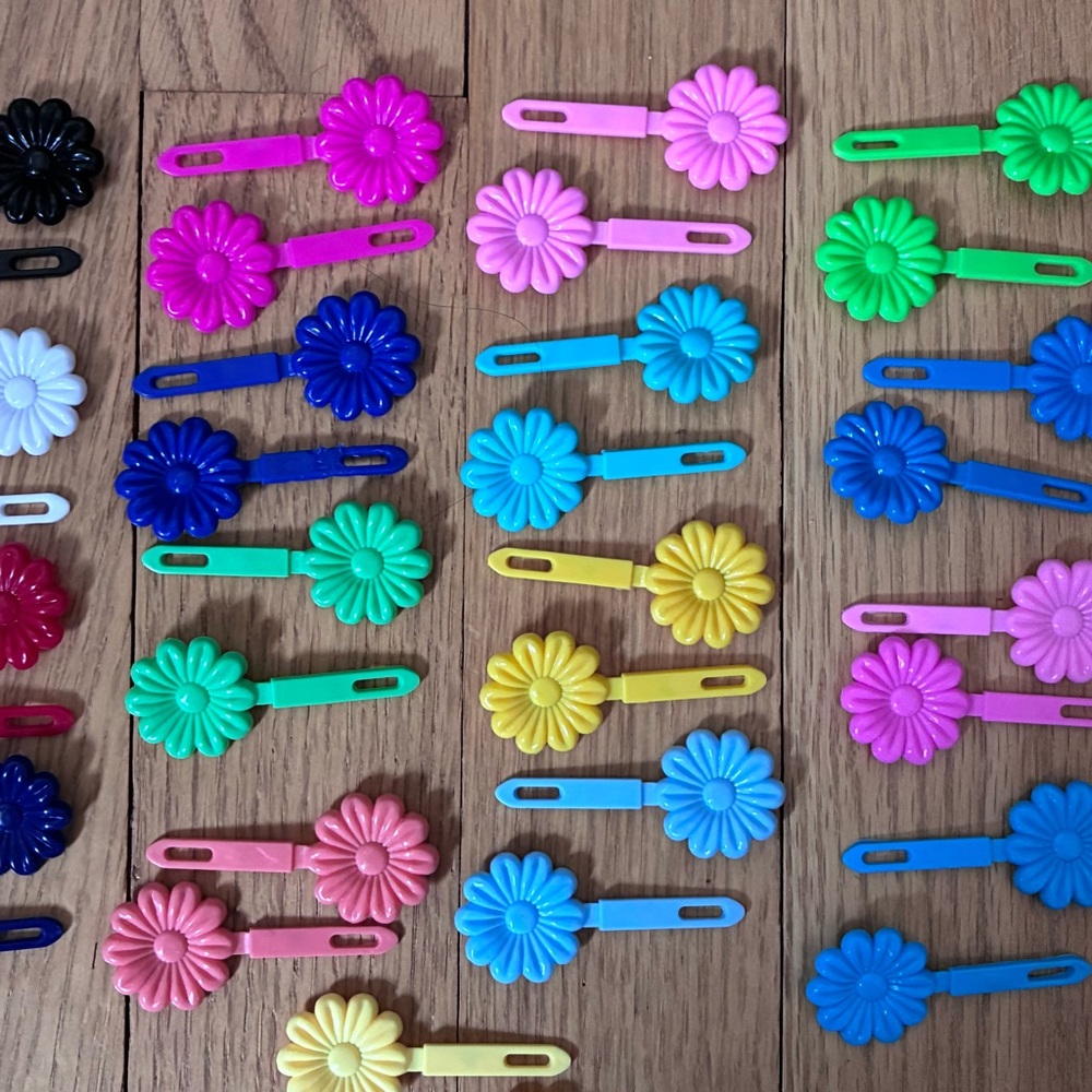 Plastic retro hair barrettes. Set of 34 Snap Close Daisy hair clips. Opaque - Picture 6 of 11